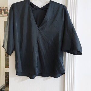 Banana Republic V Neck Satin Top Black XS Soft Comfortable Fits